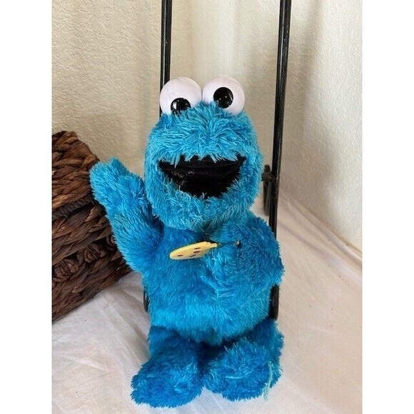 Hasbro Other - Cookie Monster Trembling Talking  14" Sesame Street Plush Hasbro 2017 Feed Me